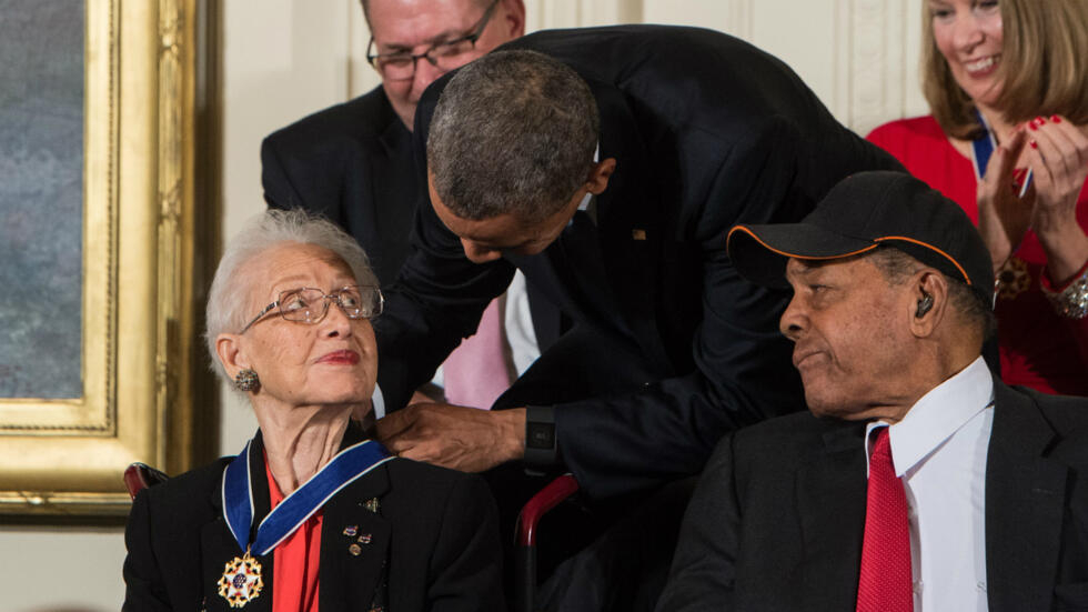 An image showing President Barack Obama giving the presidential medal of freedom to Katherine Johnson